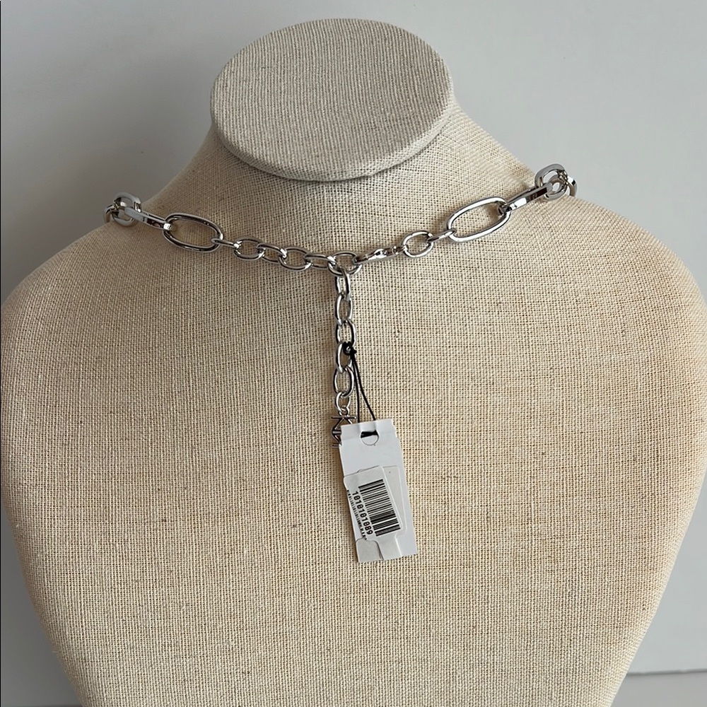 Curved Metal Pendant Collar - Timeless Elegance | ZENZII - Picture 2 of 2